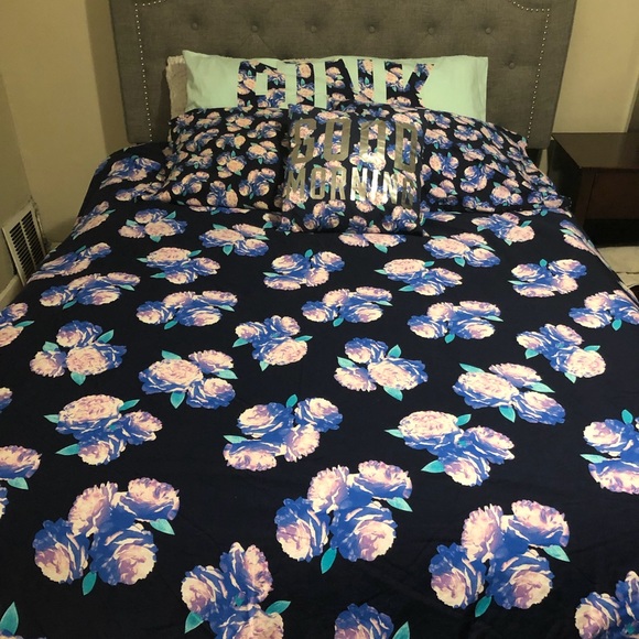 VS PINK • Queen/Full Bed Set - Picture 5 of 8